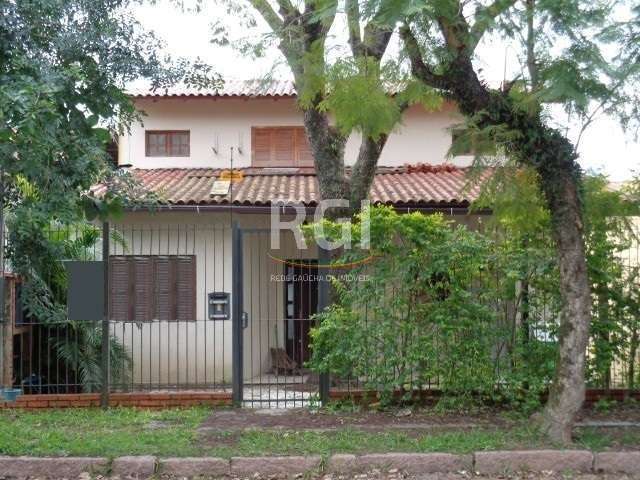 Excelente residência com 200m² privativos, living 02 ambientes com lareira, 04 dormitórios, sendo 01 suíte com closet e banheira de hidromassagem, estar intimo, cozinha americana, 3 banheiros, área de