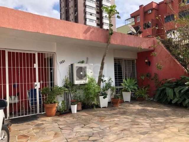 Excelente casa 3 dormitórios sendo 1 suíte, totalmente mobiliada, dependência de empregada, Salão de festas com piscina, living. 01 vaga coberta e 2 descobertas.&lt;BR&gt;Possui laje podendo ampliar.&