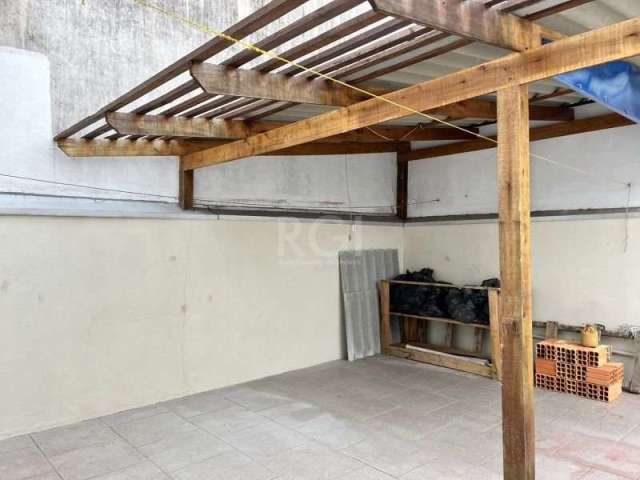 Apartamento, 2 dormit. primeiro andar, na Ernesto da Fontoura. &lt;BR&gt;2 dormitórios, 2 áreas externas privativas, 1 banheiro, área de serviço. não possui taxa de condomínio. está alugado,  locatári