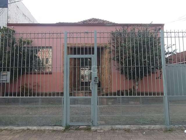 Casa 3 dormitórios, 3 vagas de garagem, no bairro Medianeira, Porto Alegre/RS.     &lt;BR&gt;&lt;BR&gt;Excelente casa no Bairro Medianeira, construção vintage totalmente preservada com Frente para a R