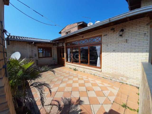 Casa com 3 quartos, suíte,  churrasqueira, 3 vagas de garagem, no bairro Guarujá, Porto Alegre/RS   &lt;BR&gt;  &lt;BR&gt;Nesta casa de três pavimentos, o primeiro pavimento abriga um pavilhão comerci