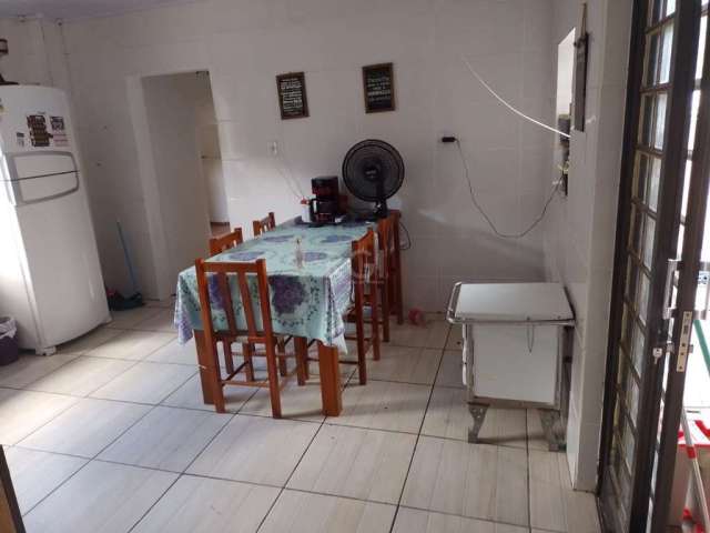 Casa com 4 dormitórios, sendo que um é suíte, sala, cozinha, banheiro social. Garagem para 8 carros.     &lt;BR&gt;Jardim Floresta é um bairro, localizado na zona norte da cidade, faz limite com os ba