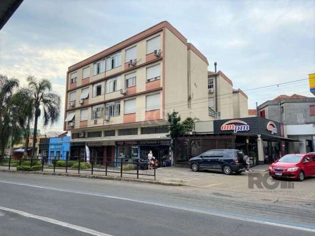 Apartamento amplo de 3 dormitórios, área de serviço, cozinha, sala e banheiro, piso laminado na sala e nos quartos, banheiro social e recentemente reformado.&lt;BR&gt;Próximo a supermercado, shopping,