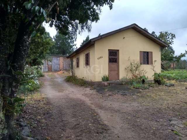 Casa 02 dormitórios, banheiro social, cozinha e amplo pátio, próximo de mercado, posto de gasolina, escola .Agende sua visita.&lt;BR&gt; Não aceita financiamento!!!