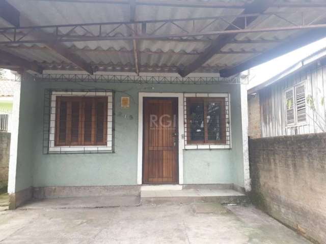 Ótima casa no bairro Hípica. com 2 dormitórios, sala cozinha, pátio nos fundos e na frente com garagem coberta, corredor lateral, toda murada. de frente para mata de preservação ambiental juntamente c