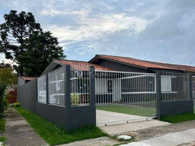 Casa de esquina no bairro Hípica, loteamento Moradas do Sul, com 4 dormitórios, amplo living, cozinha, banheiro social com ventilação natural, porcelanato e gesso, e 4 vagas de garagem, totalmente fec