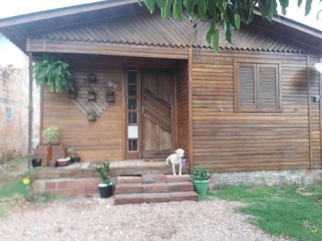 Casa no bairro Hípica, casa de madeira, com 7 anos de construção, em perfeito estado de conservação, 3 dormitórios, transformados em 2, amplo living, cozinha planejada, ilha com mármore, paredes reves