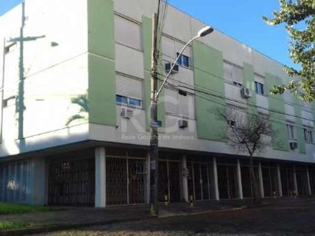 Amplo 2 dormitórios, c/ dependência de empregada, living 2 ambientes, cozinha com área de seviço separada, 1 banheiro social e outro auxíliar, 2 vagas de garagem cobertas e escrituadas, prédio pequeno