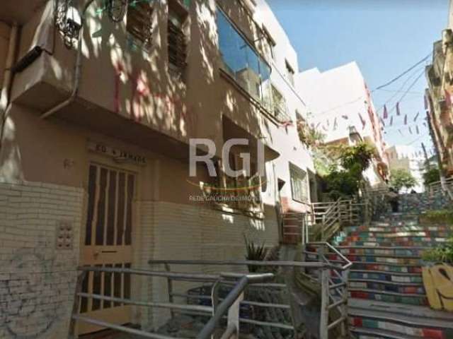 No Centro, Apartamento de 3 dormitório, amplo, 1º andar, 1 lance de escadas, 94,54m2 de área útil, pátio privativo, dep empregada e banheiro auxiliar.