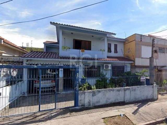 EXCELENTE CASA DE 4 DORMITÓRIOS NO BAIRRO PARTENON! Ampla casa no bairro Partenon, com 4 dormitórios, sendo 1 suíte com closet, 2 salas, sendo uma com lareira, 4 banheiros, 7 ar-condicionados, copa/co