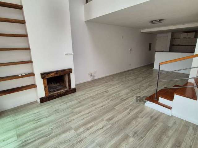 Loft de 2 dormitórios, sendo 1 suíte e 1 suíte americana com banheira. No bairro Bela Vista. Sala com pé direito duplo, lareira, piso laminado e ar split. Living para 2 ambientes. Cozinha com armários