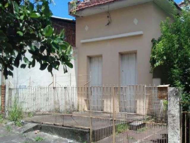 Casa no bairro Santo Antônio. Precisa de reparos, o valor é referente ao terreno, ótimos para investidor, bem localizado. Próximo a Igreja Santo Antonio, aos Colégios La Salle Santo Antônio e  Rainha 