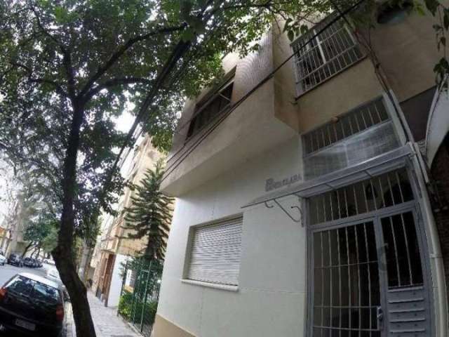 No Centro Histórico, apartamento de 2 dormitórios, sendo uma suíte, living para 2 ambientes, cozinha e área de serviço separada, lavabo com possibilidade de colocação de chuveiro, três lances de escad