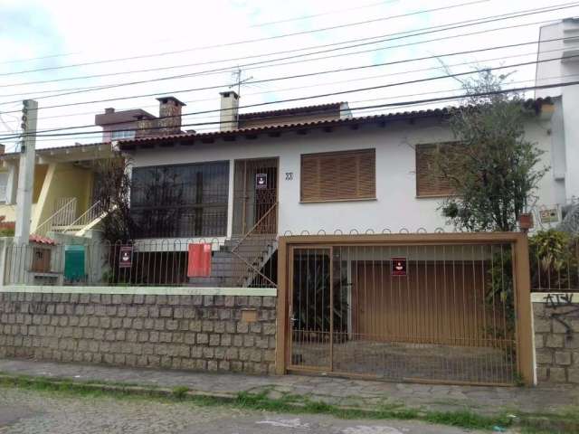 Casa no bairro Partenon, 3 dormitórios, 1 suíte, 2 banheiros sociais, living com 2 ambientes, com lareira, piso em Taboão, cozinha montada, pátio com edícula, churrasqueira, mais dois dormitórios e ba