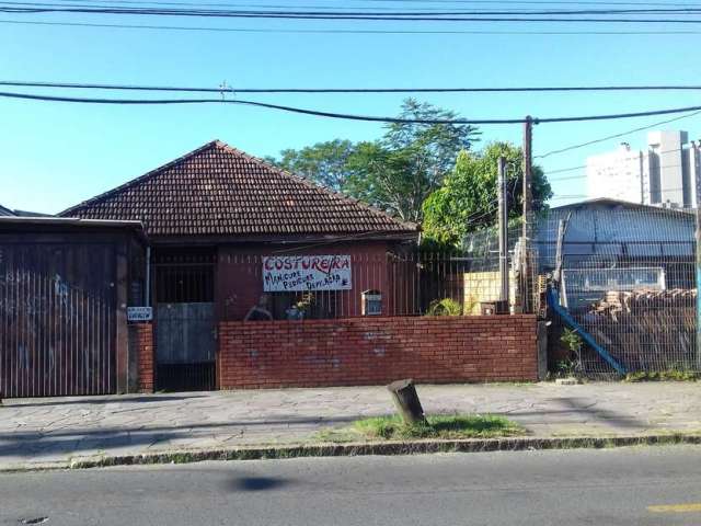 Casa de 3 dormitórios no São José/Partenon. Living para 2 ambientes, banheiro social, cozinha e área de serviço, garagem fechada para 2 carros, com pátio e segunda casa nos fundos.  Localizada a uma q