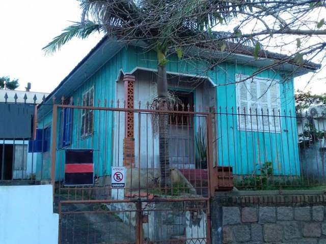 Casa de 2 dormitórios no Jardim Botânico ao lado do Bourbon Ipiranga, com living de dois ambientes, sala de jantar, banheiro social e cozinha, garagem fechada para um carro e estacionamento para mais 