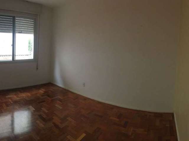 Apartamento de 02 dormitórios, com uma vaga de garagem coberta  no bairro Mont Serrat. Imóvel com 75m² de área privativa, cozinha montada, banheiro social com box e área de serviço. Piso parquet,   or