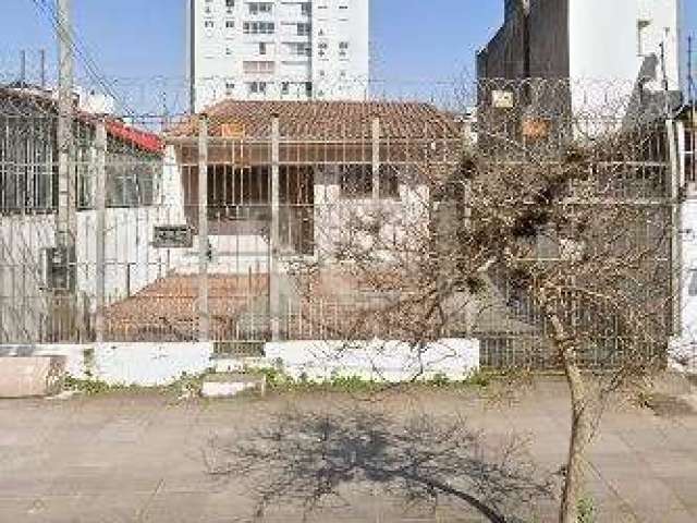 Casa sobre terreno de  no bairro Partenon. Ótima localização para comércio, construção de sobrados ou pequeno prédio. Agende sua visita com nossos corretores.  São 2  entradas uma pela Rua Livramento 