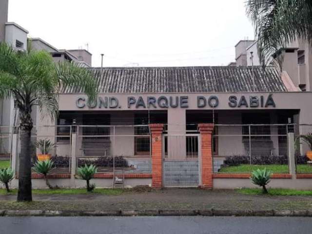 Vende-se apartamento no bairro Alto Petrópolis, no Condomínio Parque do Sabiá, TÉRREO, com 01 dormitório, sala, banheiro social, cozinha e área de serviço. Piso em cerâmica. Posição solar sol da manha