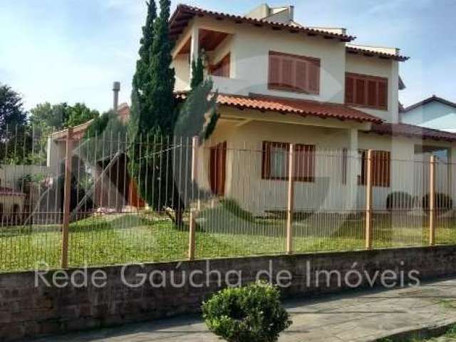 Vende Linda Casa no Bairro Partenon! Casa com 4 dormitórios e uma suíte. Parte térrea sala com amplo living, 1 dormitório, cozinha montada com área e churrasqueira. No segundo são 3 dormitórios sendo 