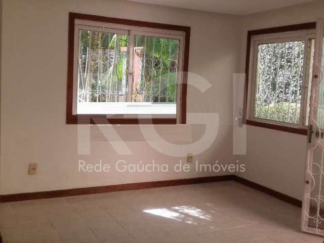 PREDIAL Imóveis, vende excelente casa. &lt;BR&gt;Andar térreo com 03 dormitórios/quartos , com armários sob medida e ar condicionado. Suite com hidromassagem .&lt;BR&gt;Living /sala em taboão para 02 