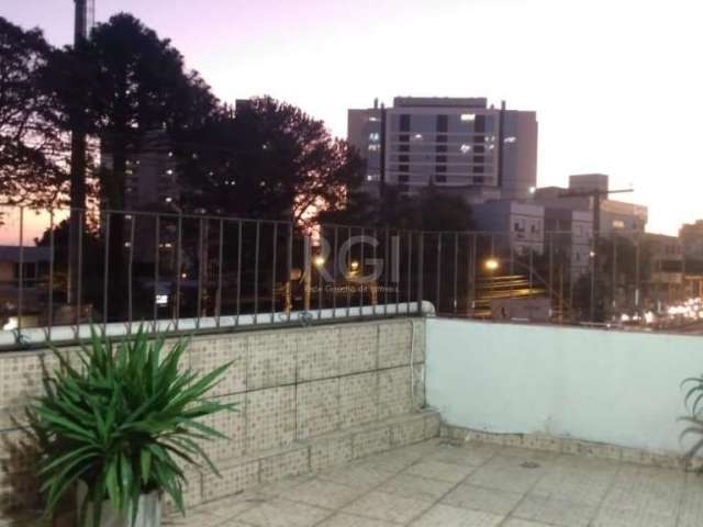 Duplex com 03 dormitórios no Bairro Petrópolis&lt;BR&gt;Imóvel em ótima localização, podendo ser adaptada para uso comercial, em local de grande valorização, frente ampla e com potencial, devido a sua