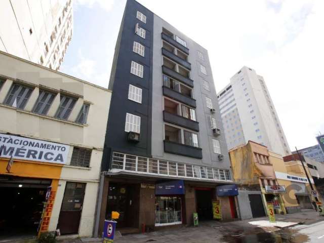 Apartamento 03 dormitórios no Bairro Centro Histórico de Porto Alegre, com 90m² privativos, piso em parquet, cozinha, hall de entrada, sala grande com sacada fechada com vidro temperado, banheiro gran