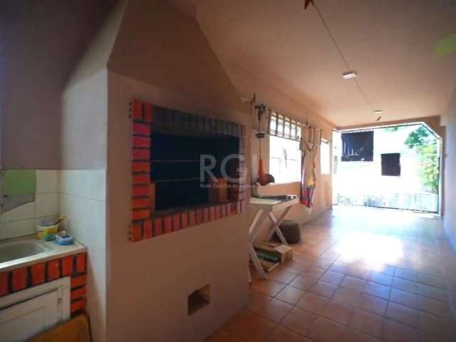 CASA de 3 dormitórios 200 m²,  2 banheiros, 2 salas, área com churrasqueira e amplo pátio com arvores frutíferas.&lt;BR&gt;A casa possui 2 andares com espaços amplos e garagem para 2 carros.Toda cerca