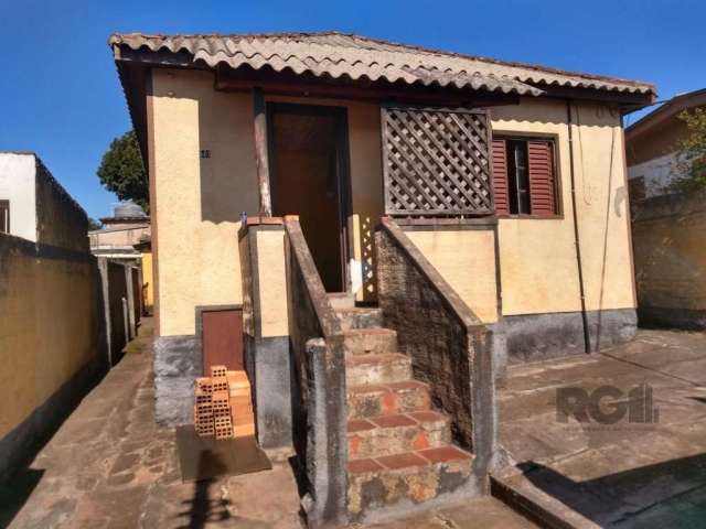 Casa a venda onde consta 4 moradias para locação estilo JK. Com ligação de luz individual para cada imóvel e taxa de água condominial. estacionamento somente para moto. Marque sua visita.