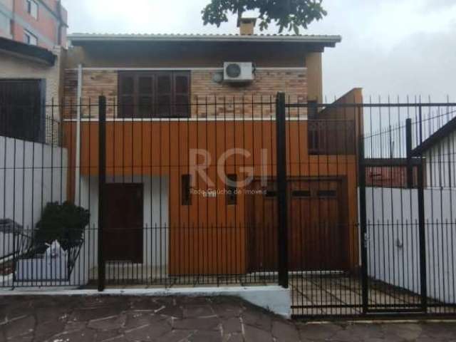 Casa 3 dormitórios , recém construída, madeirame todo em Angelim com duas suítes, piscina com aquecimento e cascata com hidro. Cozinha e sala com móveis sob medida, portão eletrônico, ar condicionado,