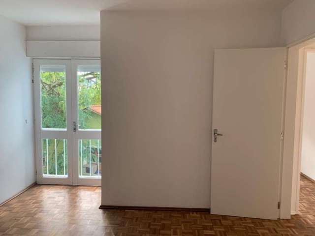 Lindo apartamento de 2 dormitórios, com dependência com banheiro completo, reformado recentemente. Peças amplas, sol da manhã e vista da janela livre. Está pronto para entrar e morar!Prédio sem elevad