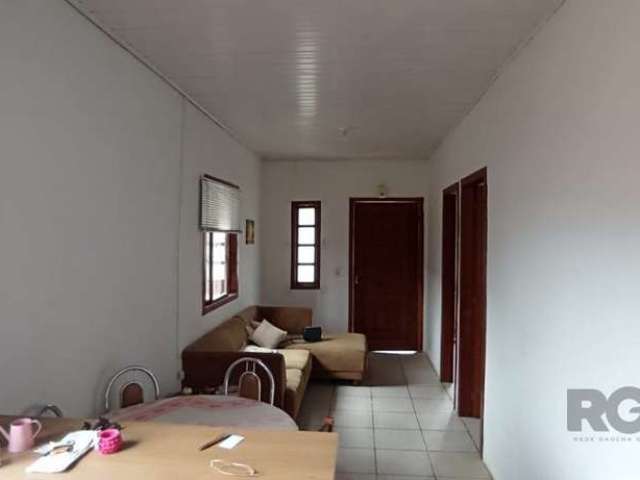 Casa à venda com 3 dormitórios no bairro Santa Maria Goretti, banheiro social, living, churrasqueira com área coberta, lavabo na parte externa, pátio, cozinha, área de serviço, vaga de garagem coberta