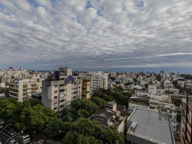 Vende-se apartamento 3 quartos/dormitórios com suite, 2 vagas cobertas, living amplo com  piso em tabuão, lareira, lavabo, banho social, sacada fechada com churrasqueira, armários nos banheiros, cozin