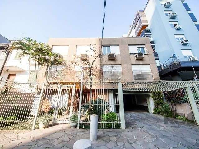 Compre belo apartamento com 141.03 m² privativos, Living 2 ambientes,ipiso parquet,com 3 dormitórios sendo 1 suíte,banheiro social,dependência de empregada,, totalmente reformado,de frente e com  1 va