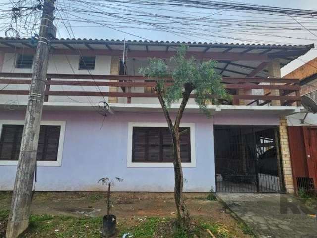 Casa com 2 pavimentos, sendo 2 casas independentes, sendo a parte superior com 2 dormitórios, banheiro social, sala de estar e jantar com lareira, integradas a cozinha, área externa com churrasqueira 