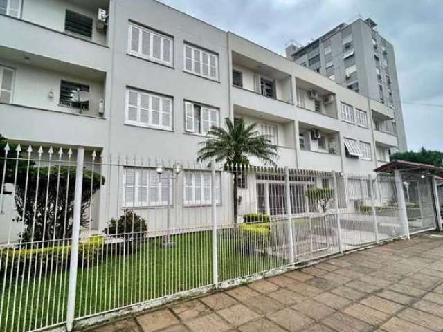 Amplo apartamento para venda, com 3 dormitórios, sendo 1 com sacada, 2 banheiros, sendo 1 com box de vidro, cozinha com área de serviço separada e piso em parquet.&lt;BR&gt;Localizado na Rua Padre Hil