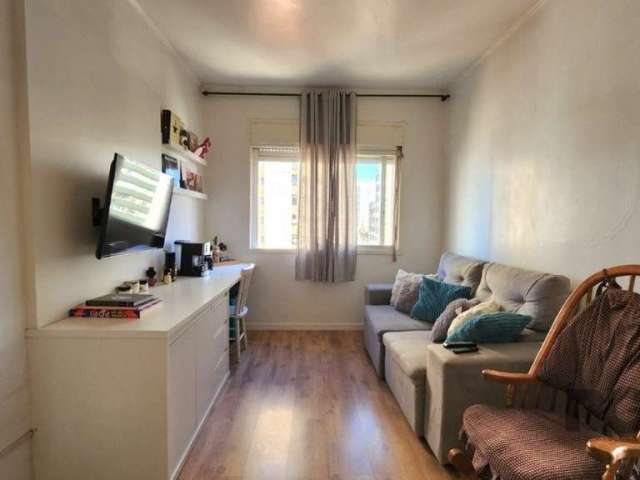 Apartamento com 2 dormitórios, sendo um com sacada, 1 banheiro social com ventilação direta, um lavabo, uma sala espaçosa e móveis sob medida, 1 quarto de despensa. O apartamento fica localizado no co