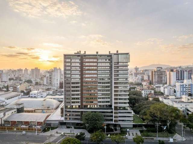 Apartamento na planta Maior do Atmosfera, 3 suítes com closet, lavabo, lareira, churrasqueira e 3 vagas oferece uma vista deslumbrante para o Guaíba, além de uma infraestrutura completa para atender à