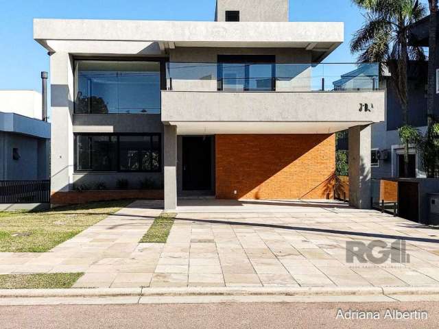 Casa pronta para morar, com 349m², &lt;BR&gt;&lt;BR&gt;A residência possui 3 níveis. no sub solo um espaço Gourmet e estar, lavanderia, banheiro auxiliar e acesso ao pátio e piscina&lt;BR&gt;&lt;BR&gt