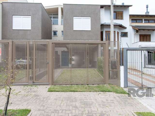 Casa a venda com 3 dormitórios sendo 1 uma suíte localizada no bairro Guarujá.&lt;BR&gt;&lt;BR&gt;Imóvel possui com o living de 3 ambientes, lavabo, piso em porcelanato, deposito, cozinha com móveis s