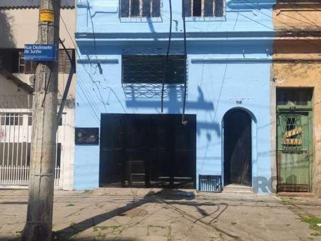 Casa de dois pisos com 199 m²,  posição unica no bairro Menino Deus em logradouro tranquilo com todas as facilidades do bairro. Garagem integrada. Terreno PLANO amplo com tuas casas contíguas nas duas