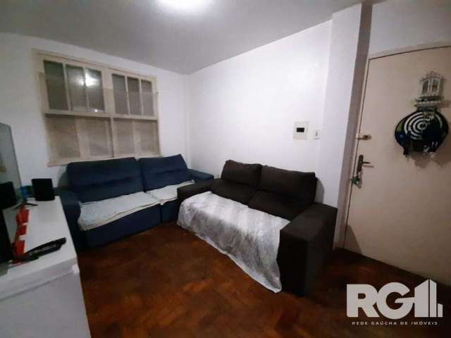 Apartamento amplo com 2 dormitórios, muito arejado, ventilação cruzada, localização privilegiada.