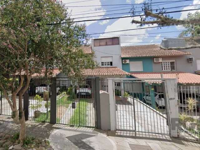 casa à venda no Jardim Itú - Porto Alegre&lt;BR&gt;&lt;BR&gt;Ótimo sobrado com  101 M²,  2 dormitórios e sótão com possibilidade de terceiro dormitório. Conta com banheiro social, lavabo, living para 