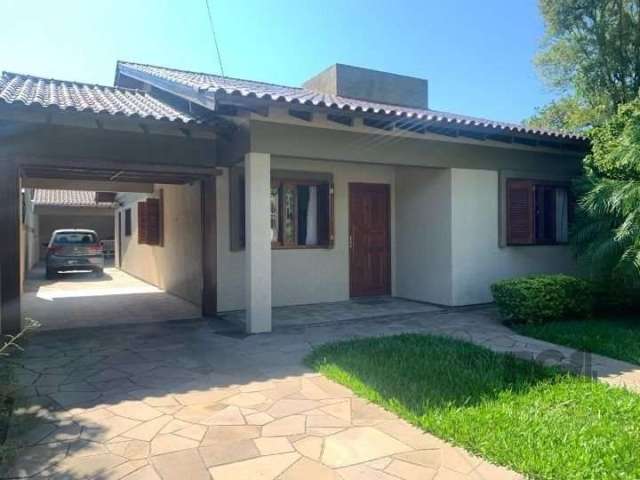 Linda casa térrea com 182m², 03 dormitórios sendo 1 suíte, banheiro social, sala de estar e jantar, ampla copa, cozinha com móveis sob medida, área de serviço e jardim de inverno. Nos fundos, edícula 