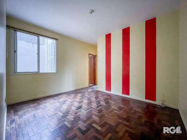 Apartamento de 90m², 3 dormitórios, sendo um com sacada, living amplo, cozinha separada com área de serviço, 2 banheiros, sendo um social e um lavabo. Disposto em andar médio e com ótima vista limpa, 