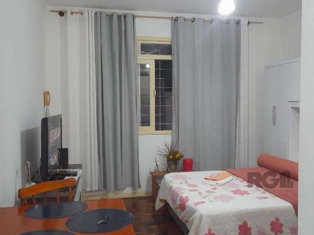 Lindo APARTAMENTO  JK  lateral  e  térreo,  26,32 m² com sala /quarto com piso  parquet,  cozinha  separada  com piso frio, banheiro  social  com  ventilação  natural. Fica a cama e o roupeiro. Aceita