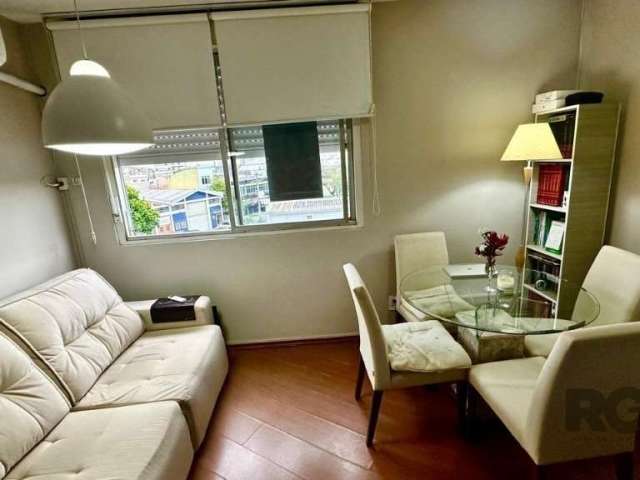 Lindo apartamento de 1 dormitório, sala de estar, banheiro, cozinha e área de serviço. Imóvel semi-mobiliado com cozinha completa, fogão cooktop 4 bocas, luminárias na sala, dois ar-condicionados spli