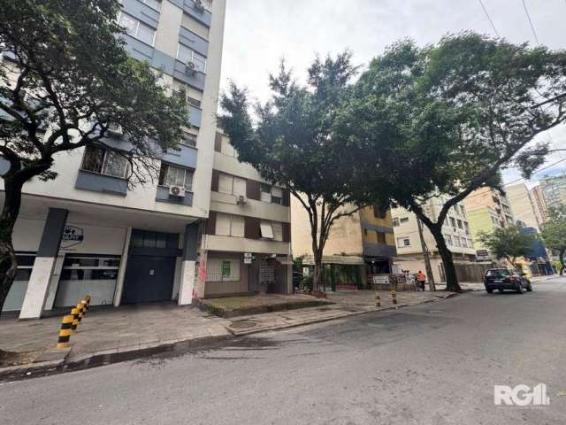 Apartamento reformado, hidráulica e elétrica com hall, sala,  cozinha com passa prato, pia com bancada em granito e aéreo, área de serviço, piso em parquet, 3º andar. &lt;BR&gt;Condomínio com câmeras 