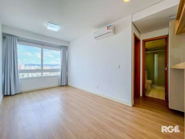 Apartamento de 44m², semimobiliado, 1 dormitório, living de 2 ambientes, cozinha planejada e equipada com armários, área de serviço integrada, churrasqueira, 1 banheiro social. Disposto em andar alto 