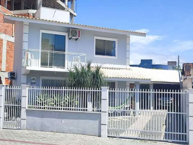 Linda Casa 3 dormitórios com suíte a poucos metros do mar com amplo Terreno.